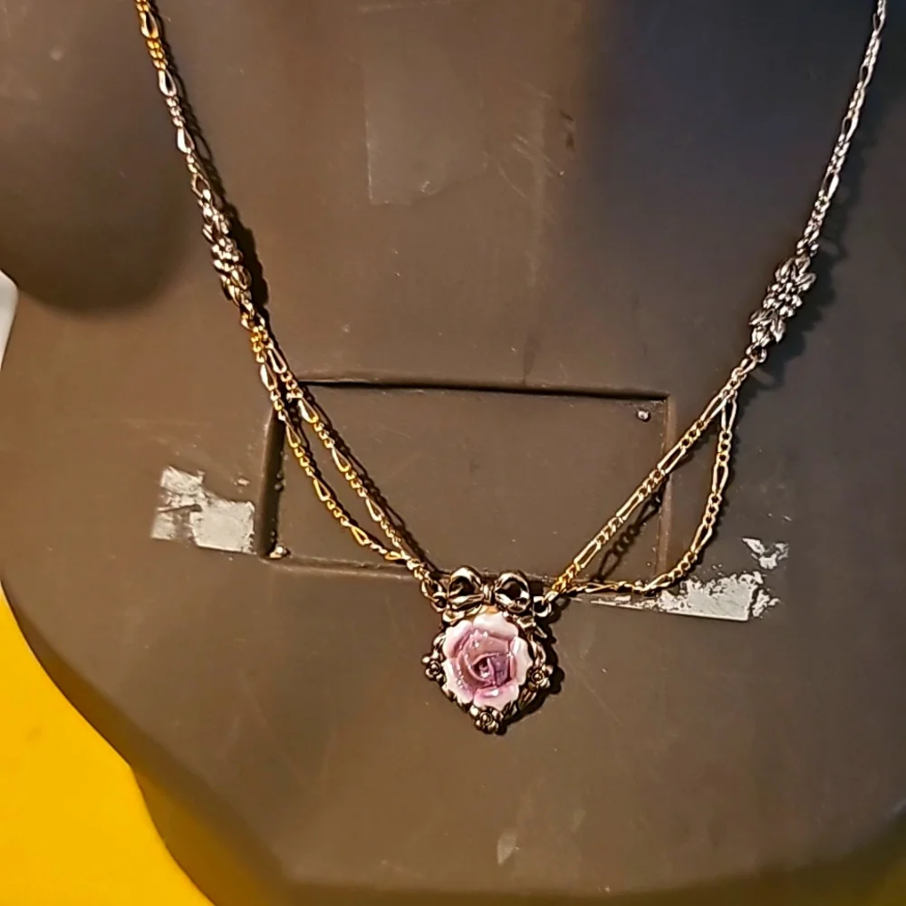 Lovely Vintage Gold-tone Pink Porcelain Rose Pendant Necklace by Avon - Picture 7 of 9